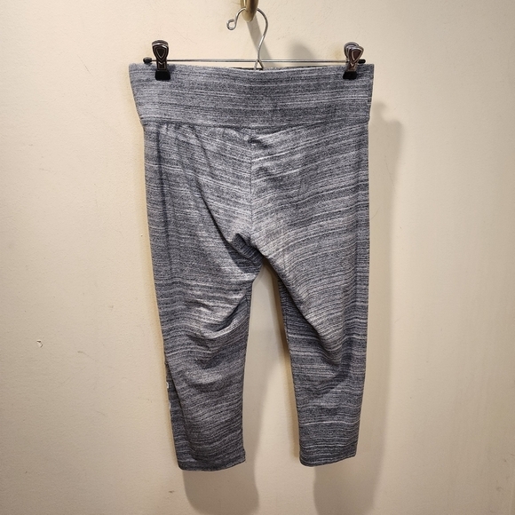 Victoria's Secret gray capri leggings size M - Picture 3 of 9